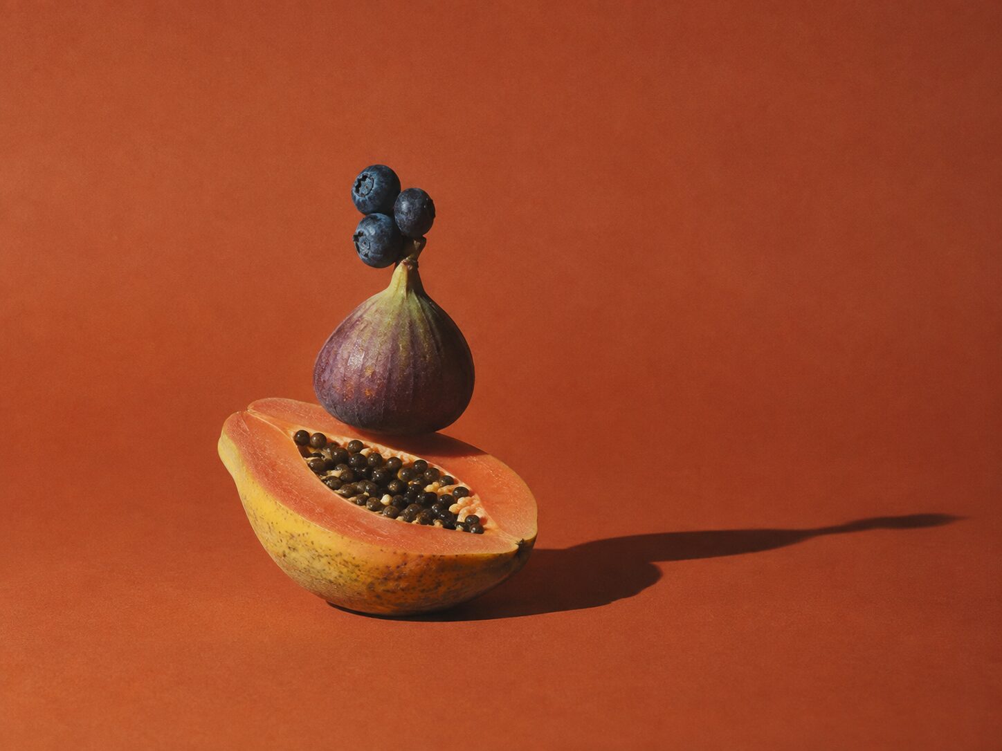 Papaya, Feige und Blaubeeren auf Terrakotta