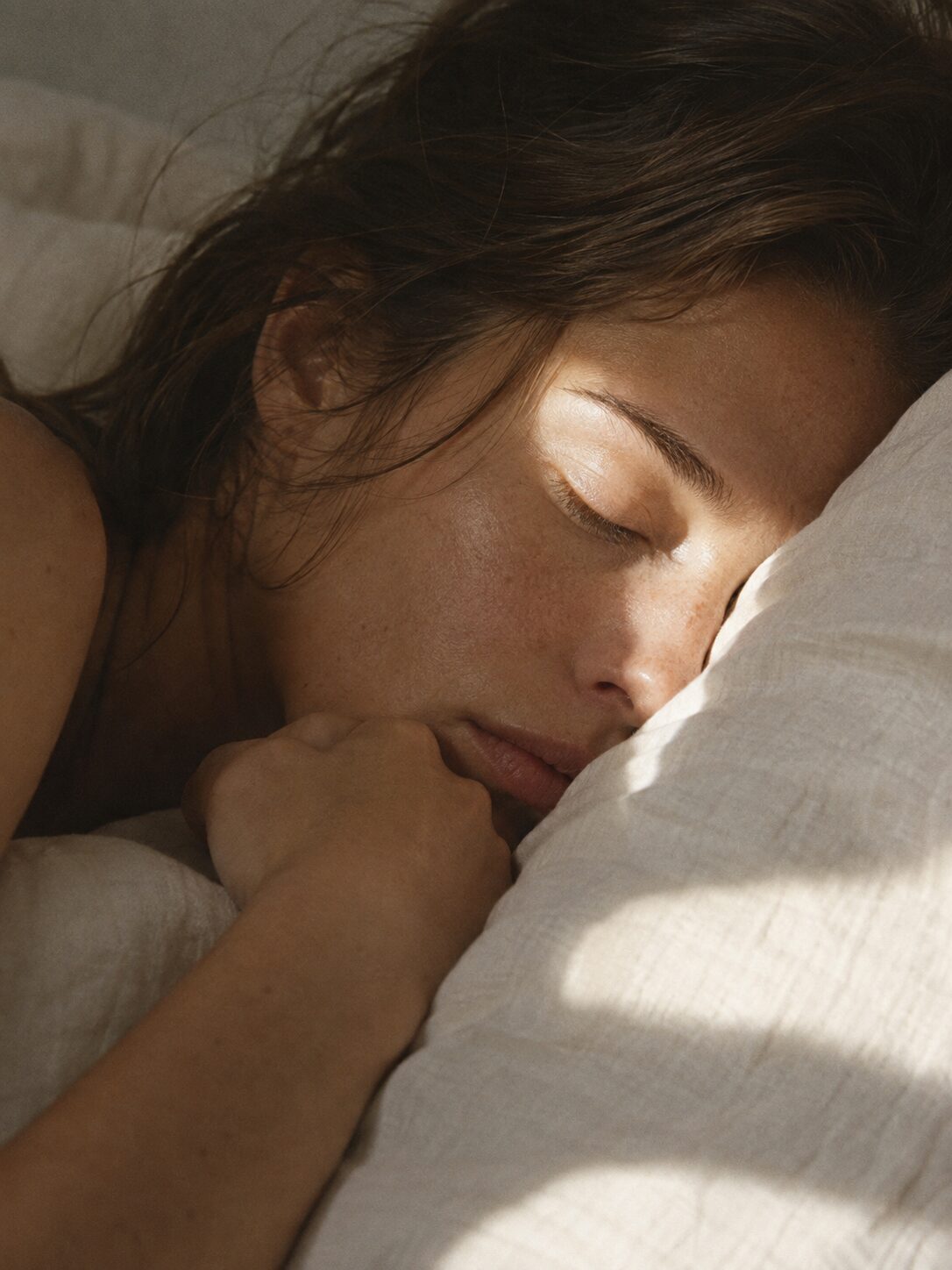 Schlafende Frau im Morgenlicht